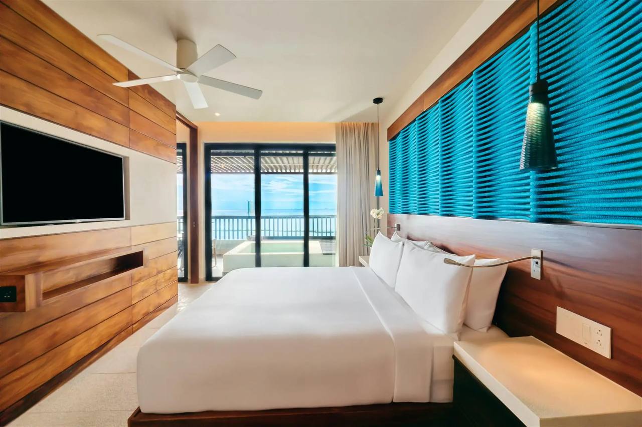 Premium Swim Up King bedroom with ocean view